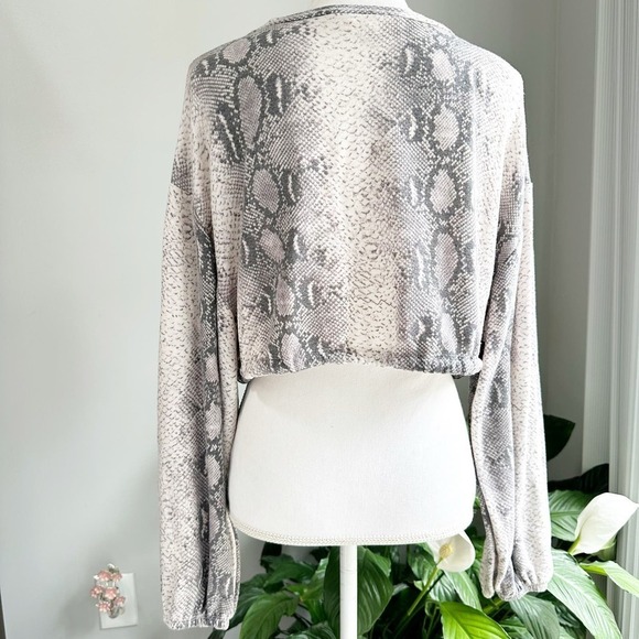 Audrey 3 + 1 Cropped Blouse with tie front Size Medium - Picture 2 of 9